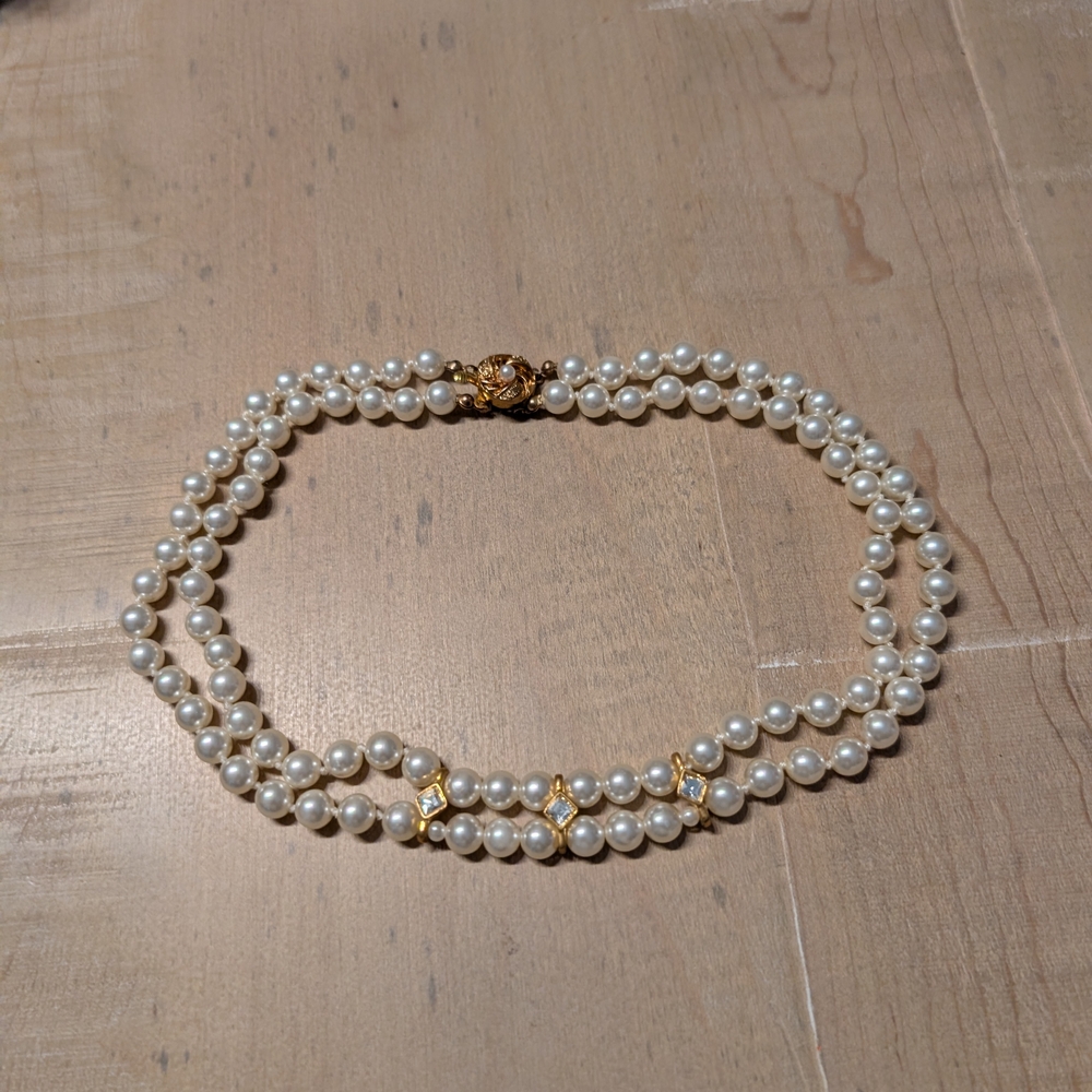 Elegant Pearl Necklace with Gold Accents